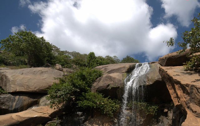 jalagamparai-waterfalls