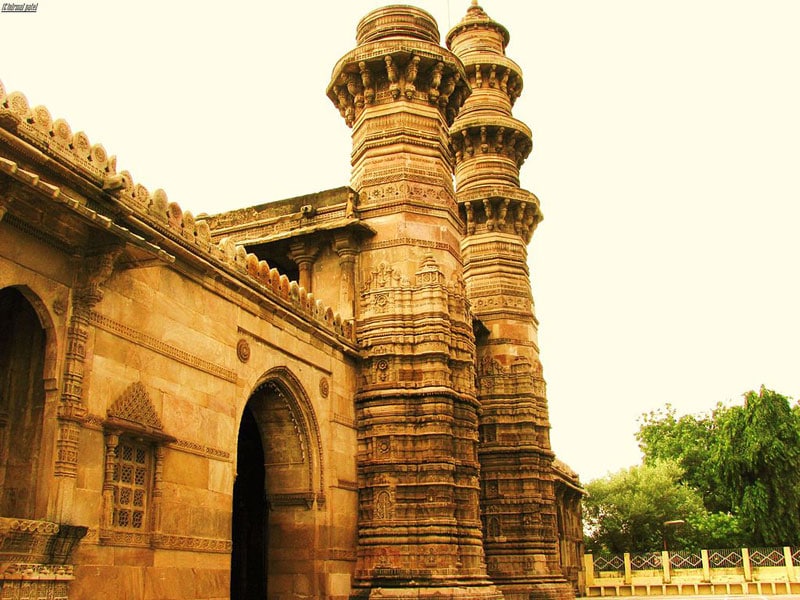 Jhulta Minar