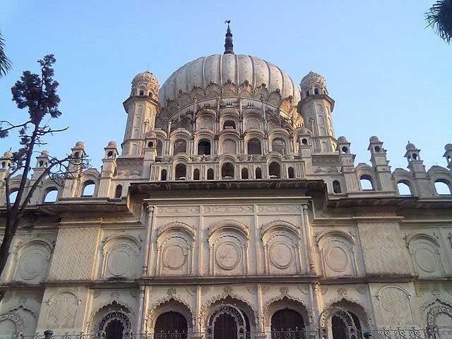 mausoleum-of-bahu-begum