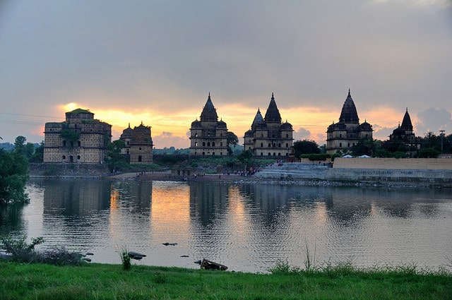 orchha-chatris