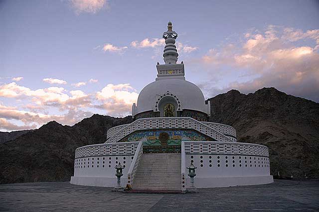 shanti-stupa