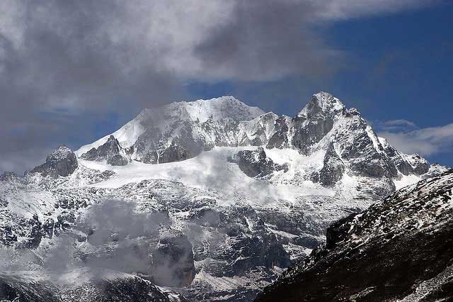 trekking-at-mt-kanchendzonga